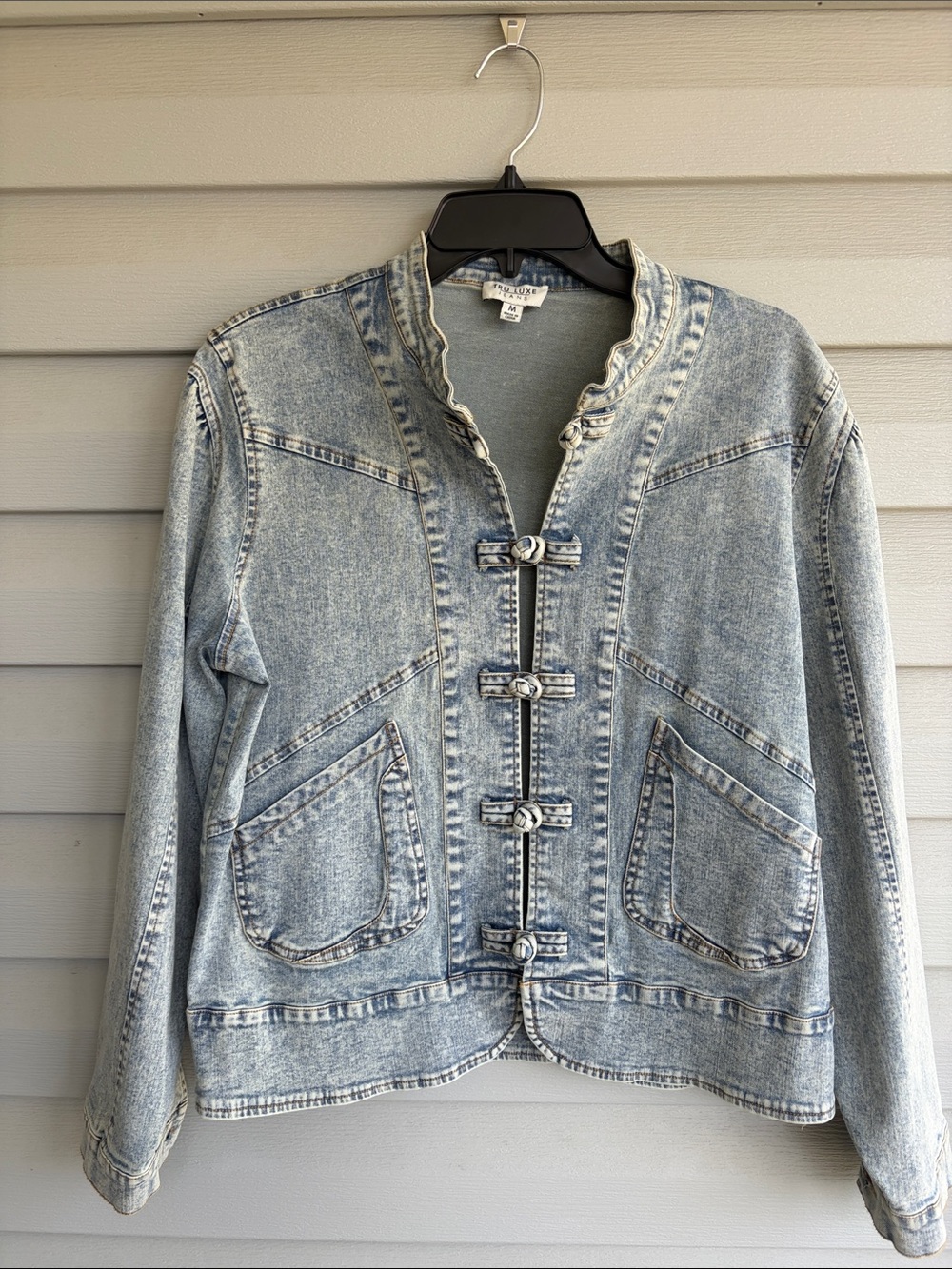 NWOT Tru Luxe Vintage-Inspired Light Wash Denim Jacket with Toggle Closures